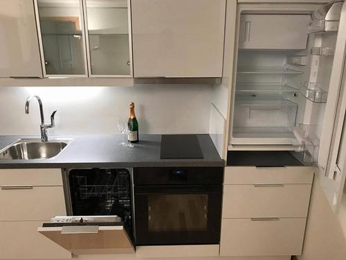 uma cozinha com um lavatório e um frigorífico aberto em Apartment in Åsane em Bergen