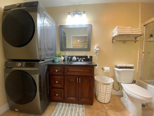 ein Badezimmer mit Waschbecken, Toilette und Spiegel in der Unterkunft Huntington Beach adorable 2 bedrooms, 2 bathrooms in Huntington Beach