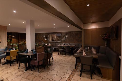 ein Restaurant mit Tischen und Stühlen in einem Zimmer in der Unterkunft Hotel Grütering in Dorsten