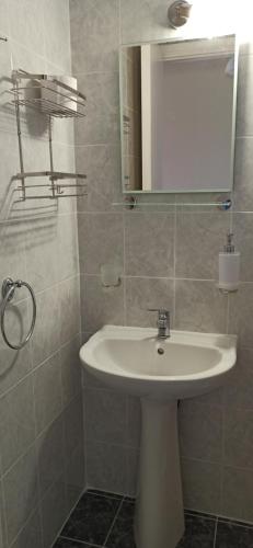 ケラトカンボスにあるDespoina Apartmentsのバスルーム(白い洗面台、鏡付)
