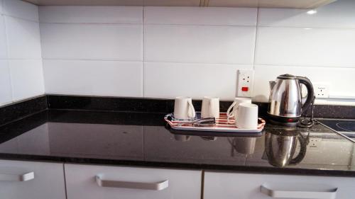 eine Küchentheke mit Kaffeemaschine in der Unterkunft Ruby and Pearl by Flair Apartments in Lagos