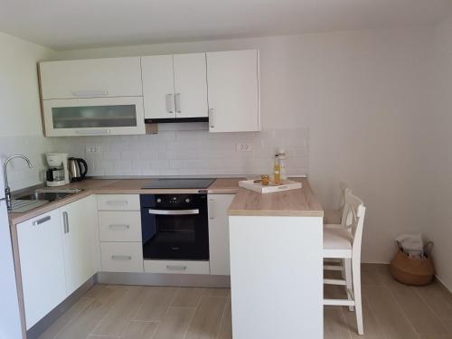 Kuchyň nebo kuchyňský kout v ubytování Apartment in Supetarska Draga with sea view, terrace, air conditioning, WiFi 4552-6