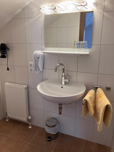y baño con lavabo y espejo. en Haus Plankensteiner, en Kaunertal