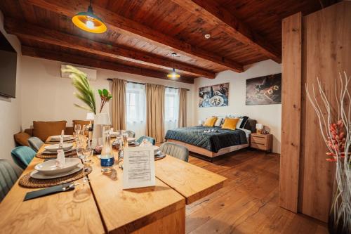 - un salon avec un lit et une table à manger dans l'établissement Kocbek since 1929, à Sveti Jurij ob Ščavnici