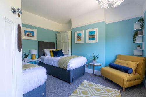 1 dormitorio con 2 camas y 1 silla en Winterstoke View-Family&Dog Friendly Beach Retreat en Ramsgate