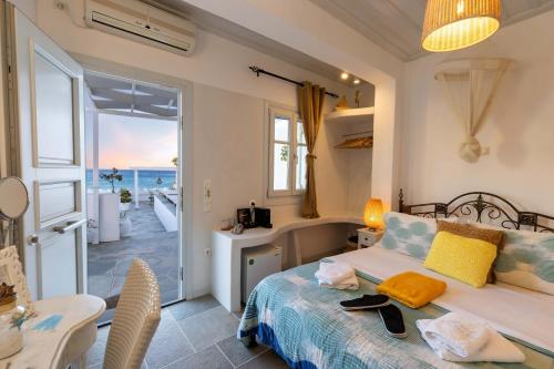 プラティスヤロス・シフノスにあるKohylia Beach Guest Houseのベッドルーム1室(ベッド1台付)が備わります。