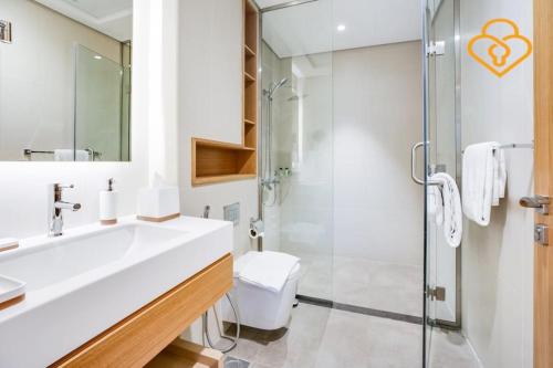 uma casa de banho com um lavatório e um chuveiro em Keysplease Beachside Studio Minutes to the Beach & The Walk, JBR P50A em Dubai