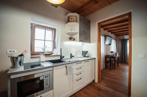 Sveti Jurij ob Ščavnici的住宿－Kocbek since 1929，厨房配有白色橱柜、水槽和窗户。