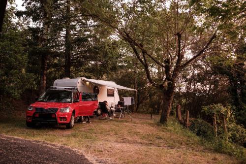a red truck parked in front of a camper at Slow Village Anduze - Cévennes in Corbés