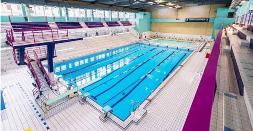 - une vue sur la piscine dans l'établissement Apartment Palais de Coppet, à Nice