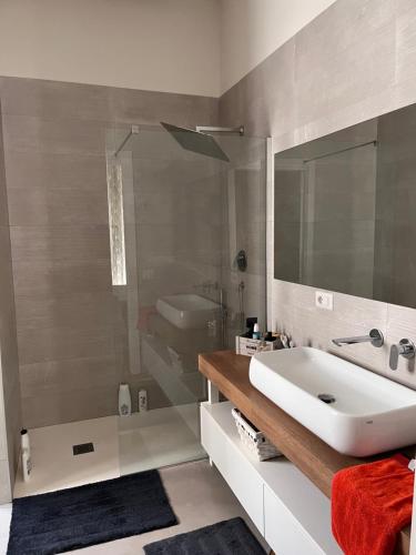 La salle de bains est pourvue d'un lavabo, d'un miroir et d'une baignoire. dans l'établissement Il loft, à Naples