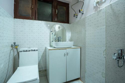 y baño con lavabo y espejo. en StayVista at Lavender Haze - 3BR Cottage, en Pahalgām