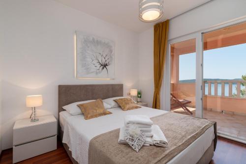 Schlafzimmer mit einem Bett und Meerblick in der Unterkunft Villa Tonina in Trogir