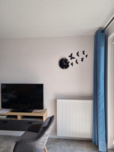 Televízia a/alebo spoločenská miestnosť v ubytovaní Apartamenty Morze on Sea