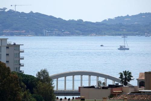un bateau dans une grande étendue d'eau dans l'établissement Comfortable 40 m apartment with sea view, à Sainte-Maxime