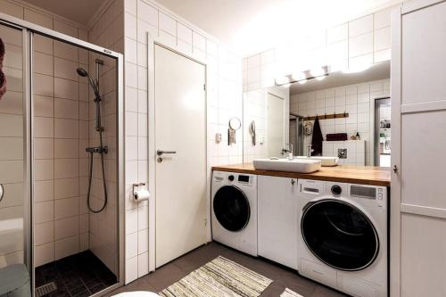 ein Badezimmer mit einer Waschmaschine und einem Waschbecken in der Unterkunft Skarsnuten Panorama 46 in Grøndalen
