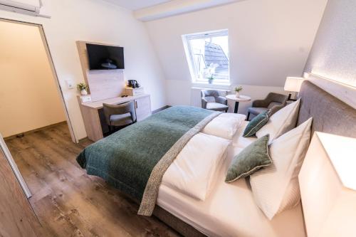 1 dormitorio con 1 cama grande y escritorio en Hökis-Zimmervermietung 7 en Brande-Hörnerkirchen