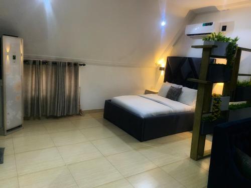 a bedroom with a bed in a room at Loft Studio Unit in Lekki phase 1 - 2 ACs, Kitchen, Closet & Ironing room, Netflix, WI-FI, Bath tub 1 in Lagos