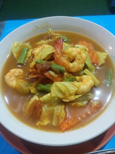 a bowl of soup with shrimp and green beans at นิทานคำกลอน 2 Nithankumkon 2 in Amphawa