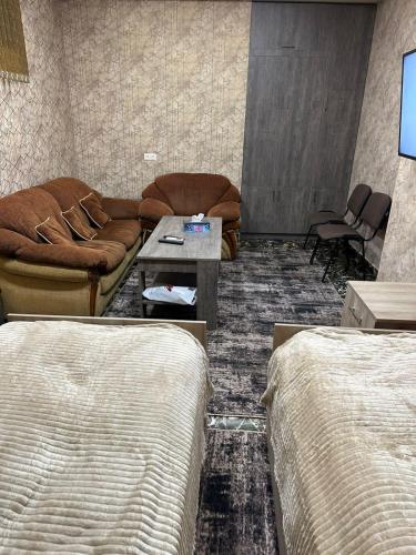 uma sala de estar com duas camas e um sofá em BEST ROOM 4 em Yerevan