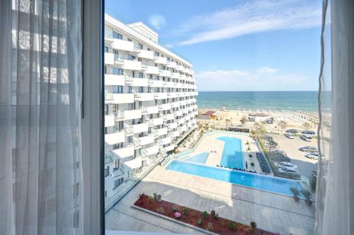 una ventana de hotel con vistas al océano en Magic Studio in Infinity Beach Resort Pool & Parking en Mamaia