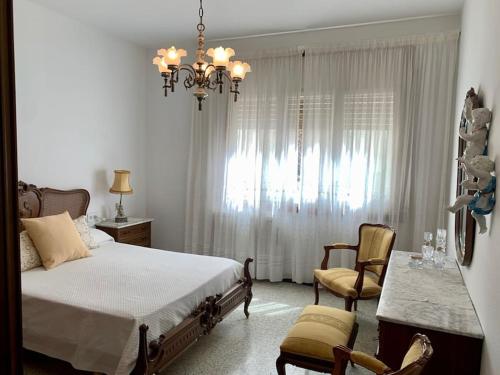 a bedroom with a bed and a chandelier at Apartamento Cambrils Centro in Cambrils