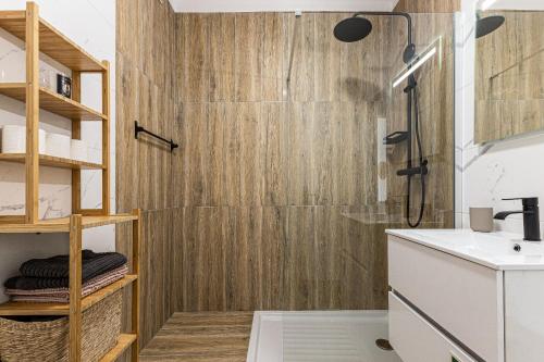 uma casa de banho com um chuveiro e um lavatório. em Alvor Ferias by Algarve Golden Properties em Alvor