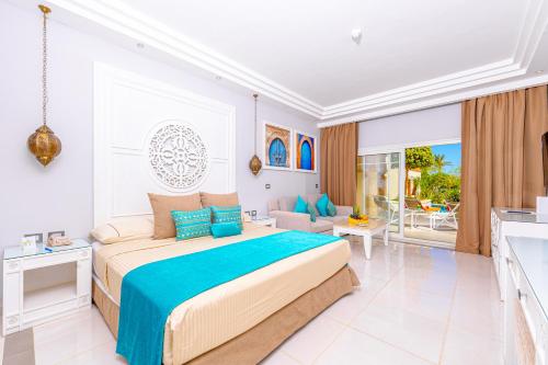 een slaapkamer met een groot bed en een woonkamer bij Grand Palace - Adults only 18 years plus in Hurghada