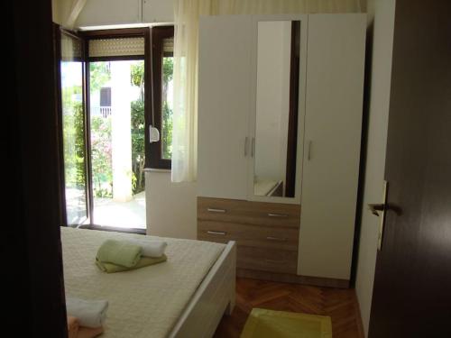 a bedroom with a bed and a large mirror at APARTMAN LUCIA in Ražanac