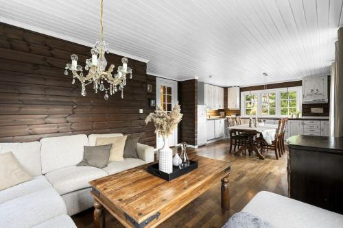 Tjørhom的住宿－Koselig hytte med sjel på fjellet :)，客厅配有沙发和桌子