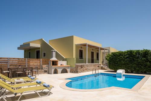 eine Villa mit einem Pool und einem Haus in der Unterkunft Mela Villas in Maroulás