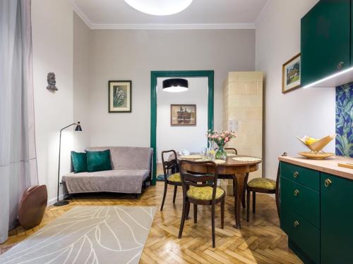 une cuisine et un salon avec une table et un canapé dans l'établissement Tyzenhauz Apartments Lobzowska Street, à Cracovie