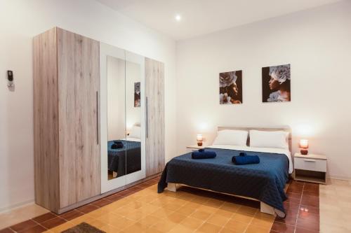 Valletta Collection - San Pawl Apartment tesisinde bir odada yatak veya yataklar