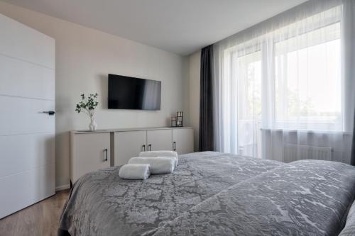 sypialnia z łóżkiem z dwoma ręcznikami w obiekcie Aušros apartamentai w mieście Uciana