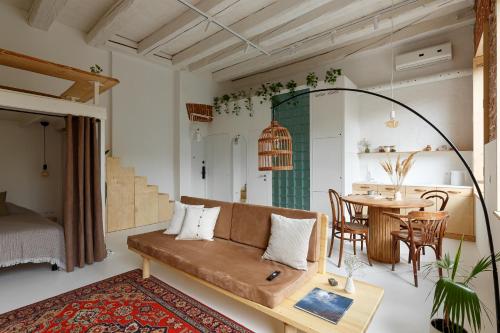 伊萬諾弗蘭克威斯克的住宿－Loft Apartment，客厅配有沙发和桌子