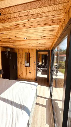 Ένα ή περισσότερα κρεβάτια σε δωμάτιο στο Cozy Tiny House bij het Leekstermeer