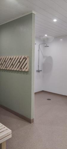 an empty room with a shelf on a wall at Luksustelttailua Saimaan Pistohiekalla in Puumala