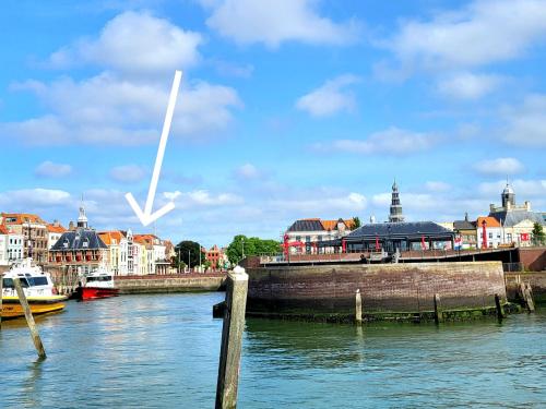 フリシンゲンにあるRijksmonument Havenzicht, met zeezicht, ligging direct aan zee en centrumの建物と市街のある川の景色