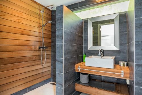 a bathroom with a sink and a mirror at Villa Modern Bergen in Bergen