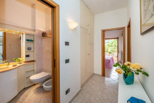 ein Badezimmer mit einem WC, einem Waschbecken und einem Spiegel in der Unterkunft Ambra Marina, la casa tra i pini a Rapallo! in Rapallo