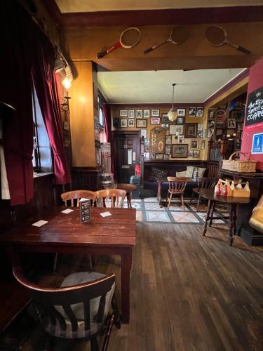 un restaurante con mesas y sillas en una habitación en Georgian House Hotel en Derby