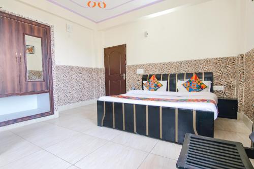 una camera con un grande letto di FabHotel Prime Wonder World Resort a Dharamshala