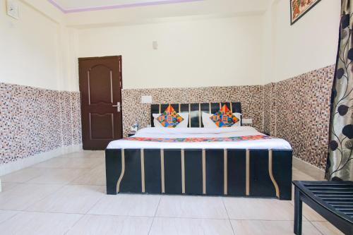 een slaapkamer met een groot bed in een kamer bij FabHotel Prime Wonder World Resort in Dharamshala