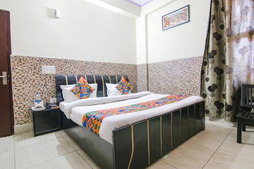 Кровать или кровати в номере FabHotel Prime Wonder World Resort