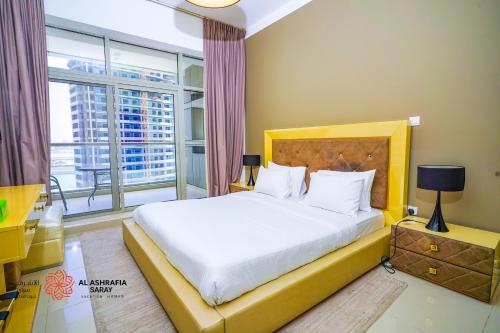 Postel nebo postele na pokoji v ubytování Alashrafia Saray- Homey 1BR apartment in Sport City