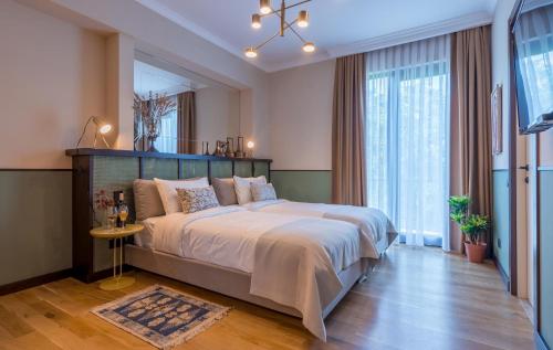 a bedroom with a large bed and a large window at Giuaani Winery in Manavi