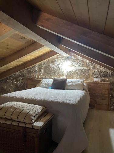 Una cama o camas en una habitación de As Fontaiñas