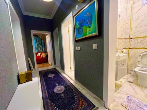 a bathroom with a toilet and a green wall at Duman homes 2 oda 1 salon in Antalya