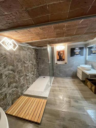 ein Badezimmer mit Dusche, Toilette und Waschbecken in der Unterkunft Donna di Fiori Florence Home in Florenz