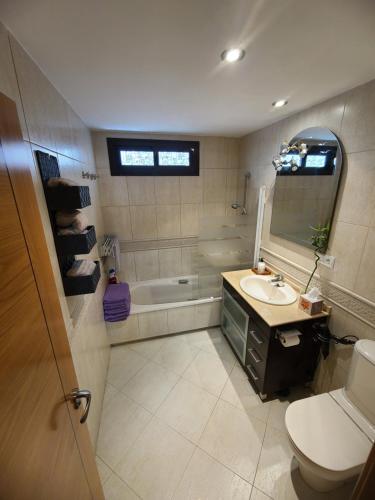 uma casa de banho com um lavatório, um WC e uma banheira em La Plumaria de Málaga em Cala del Moral
